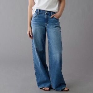 American Eagle Low-Rise Baggy Jean Medium Wash